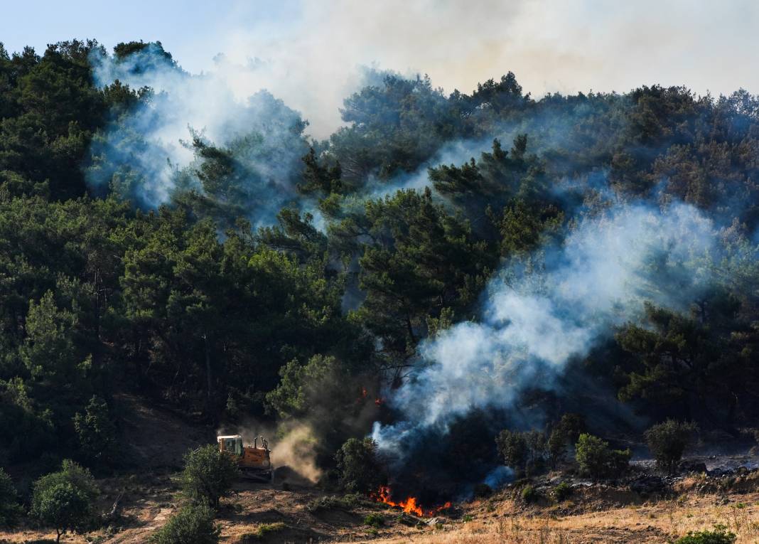 Bornova’daki orman yangını 23 saat sonra kontrol altına alındı 19